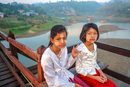Kanchanaburi, Thailand - April 17 2015 : Cute Asian Girls with Two finger pose in Sangkhla Buri District Kanchanaburi Thailandのeditorial素材