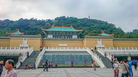Taipei/taiwan - April 19 2013:taipei National Palace Museum with a lot of tourist in vacation timeのeditorial素材