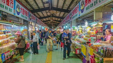 Taipei/taiwan - April 20 2013:Local market near Yehliu Geo-Park with tourist in vacation time,taiwan travelのeditorial素材