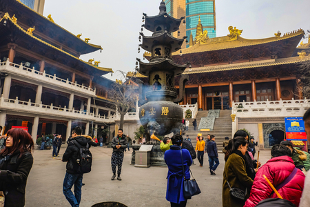 Shanghai/China -  January 24 2015: Jing'an Temple the temple in the shanghai city with People Come to praying to the chinese godのeditorial素材