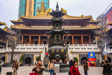 Shanghai/China -  January 24 2015: Jing'an Temple the temple in the shanghai city with People Come to praying to the chinese godのeditorial素材