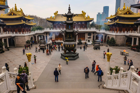 Shanghai/China -  January 24 2015: Jing'an Temple the temple in the shanghai city with People Come to praying to the chinese godのeditorial素材