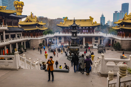Shanghai/China -  January 24 2015: Jing'an Temple the temple in the shanghai city with People Come to praying to the chinese godのeditorial素材
