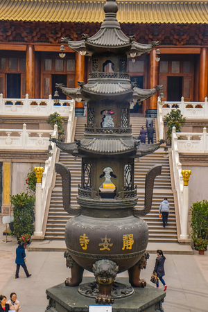 Shanghai/China -  January 24 2015: Jing'an Temple the temple in the shanghai city with People Come to praying to the chinese godのeditorial素材