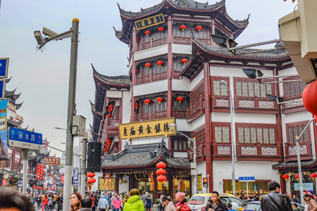 Shanghai/China -  January 25 2015: Tourist come to Yuyuan Garden in the holiday,shanghai city chinaのeditorial素材