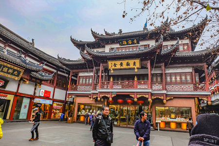 Shanghai/China -  January 25 2015: Tourist come to Yuyuan Garden in the holiday,shanghai city chinaのeditorial素材
