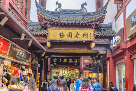 Shanghai/China -  January 25 2015: Tourist come to Yuyuan Garden in the holiday,shanghai city chinaのeditorial素材