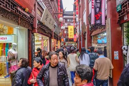 Shanghai/China -  January 25 2015: Tourist come to Yuyuan Garden in the holiday,shanghai city chinaのeditorial素材