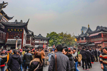Shanghai/China -  January 25 2015: Tourist come to Yuyuan Garden in the holiday,shanghai city chinaのeditorial素材