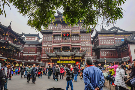 Shanghai/China -  January 25 2015: Tourist come to Yuyuan Garden in the holiday,shanghai city chinaのeditorial素材