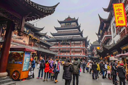 Shanghai/China -  January 25 2015: Tourist come to Yuyuan Garden in the holiday,shanghai city chinaのeditorial素材