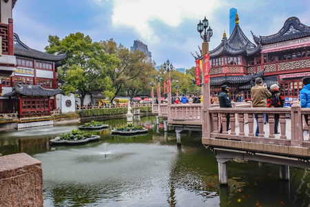 Shanghai/China -  January 25 2015: Tourist come to Yuyuan Garden in the holiday,shanghai city chinaのeditorial素材