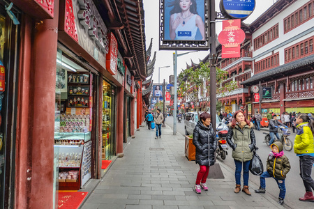 Shanghai/China -  January 27 2015: Tourist come to Yuyuan Garden in the holiday,shanghai city chinaのeditorial素材
