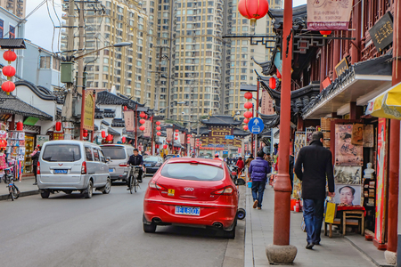 Shanghai/China -  January 27 2015: Tourist come to Yuyuan Garden in the holiday,shanghai city chinaのeditorial素材