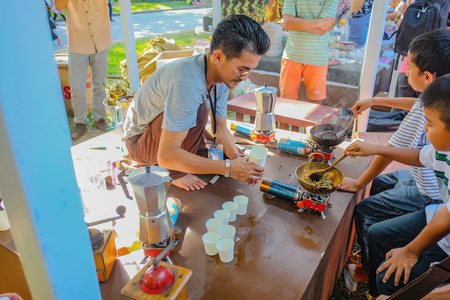 Bangkok/Thailand - 17 January 2016:Unacquainted Thailand people Teach children How to make Thailand Southern Roasted coffee.Bangkok Thailand Tourism Festivalのeditorial素材