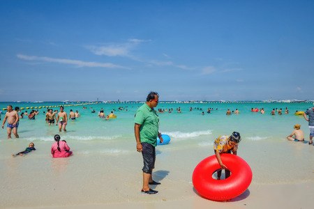 Chonburi, Thailand - 26 november 2016: Unacquainted Tourists in Tropical Idyllic Ocean and Boat on Koh larn Island in vacation time. Koh lan island is the Famous island near Pattaya city the Travel Destination in Thailand,Thailand holiday conceptのeditorial素材