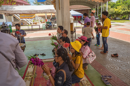 Samut Songkhram, Thailand - 16 September 2107 : Unacquainted Thai people and tourists come to visit Wat Thong Khung Temple at Samut Songkhram Thailand.のeditorial素材