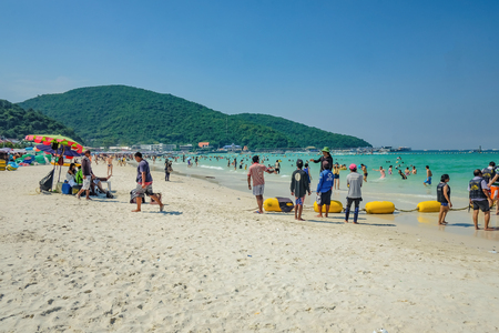Chonburi, Thailand - 26 november 2016 : Unacquainted Tourists in Tropical Idyllic Ocean and Boat on Koh larn Island in vacation time. Koh larn island is the Famous island near Pattaya city the Travel Destination in Thailand, Thailand holiday conceptのeditorial素材