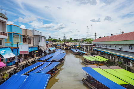 Bangkok, Thailand - 21 June 2017 : Beautiful view from Amphawa Floating market in holiday time.Amphawa Floating market is very Famous Street food travel destination in thailandのeditorial素材
