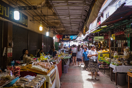 Bangkok, Thailand - 21 June 2017 : Unacquainted Thai people and tourists come to visit Amphawa Floating market in holiday time. Amphawa Floating market is very Famous Floating market in thailandのeditorial素材