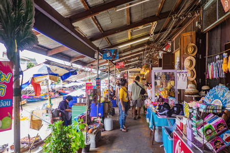 Bangkok, Thailand - 21 June 2017 : Unacquainted Thai people and tourists come to visit Amphawa Floating market in holiday time. Amphawa Floating market is very Famous Floating market in thailandのeditorial素材