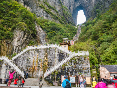 zhangjiajie/China-15 october 2018:Crowd of tourist on Heaven gate cave tianmen mountain national park at Zhangjiajie city china.Tianmen mountain the travel destination of Hunan zhangjiajie city Chinaのeditorial素材