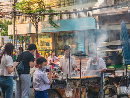 bangkok/thailand- 18 january 2019:Street food Cart with Unacquainted Thai people on the bangkok city Street.Thailandのeditorial素材