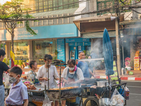 bangkok/thailand- 18 january 2019:Street food Cart with Unacquainted Thai people on the bangkok city Street.Thailandのeditorial素材