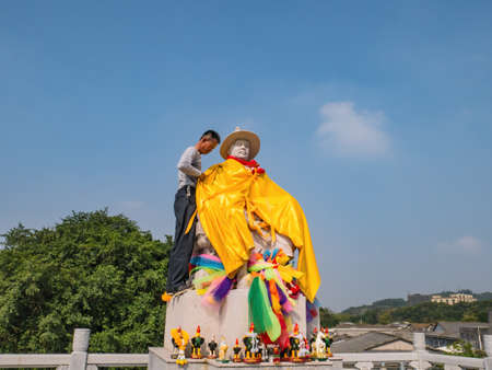 chenghai.shantou/China-02 April 2018:Unacquainted people Take care of King taksin statue in Grave of King Taksin at chenghai district shantou city China.king taksin the great king of Thailand who save Thailand in history.のeditorial素材