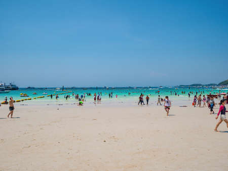 Chonburi/Thailand - 20 apr 2019:Unacquainted Tourists in Tropical Idyllic Ocean and Boat on Koh lan Island in vacation time. Koh lan island is the Famous island near Pattaya city thailandのeditorial素材