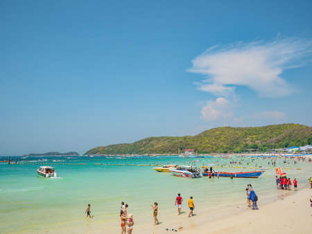Chonburi/Thailand - 20 apr 2019:Unacquainted Tourists in Tropical Idyllic Ocean and Boat on Koh lan Island in vacation time. Koh lan island is the Famous island near Pattaya city thailandのeditorial素材