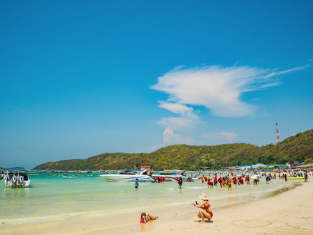Chonburi/Thailand - 20 apr 2019:Unacquainted Tourists in Tropical Idyllic Ocean and Boat on Koh lan Island in vacation time. Koh lan island is the Famous island near Pattaya city thailandのeditorial素材