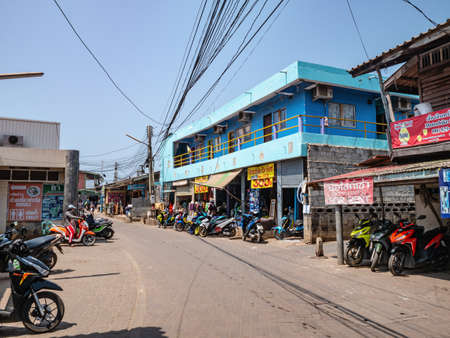 Chonburi/Thailand -21 apr 2019:Unacquainted tourist walking at Downtown of koh larn island Pattaya chonburi city Thailand.Rent motorcycle shop on koh larn island.のeditorial素材
