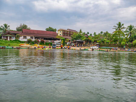 Vangvieng/lao-10 Dec 2017::Unacquainted tourist kayaking on namsong river at vangvieng city Laos.Vangvieng City The famous holiday destination town in Lao.のeditorial素材