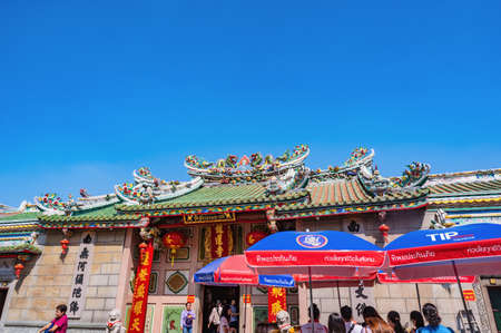 Bangkok/thailand- 14 Dec 2019:Unacquainted Thai people come to Wat Mangkon Kamalawat  Bangkok city Thailand.The largest and most important Chinese Buddhist temple in Bangkokのeditorial素材