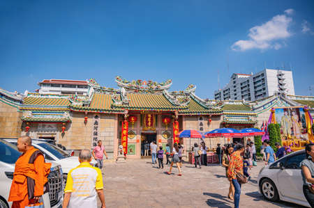 Bangkok/thailand- 14 Dec 2019:Unacquainted Thai people come to Wat Mangkon Kamalawat  Bangkok city Thailand.The largest and most important Chinese Buddhist temple in Bangkokのeditorial素材