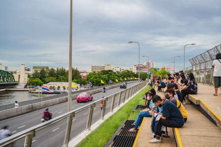 Bangkok/Thailand- 04/07/2020-Unacquainted people on chao phraya skypark.The elevated Chao Phraya Skypark spans 280 meters over the Chao Phraya River.Thonburi Bangkok Thailand.のeditorial素材