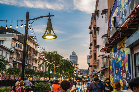 bangkok-Thailand: 11 NOV 2020:unacquainted people Come to visit  Khlong Ong Ang Canal walking street...