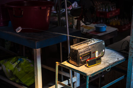 bangkok.thailand 29.10.2022 .Old radio in hua takhe market.Hua Takhe Market is the ancient wood market by Privet Burirom Canal.のeditorial素材