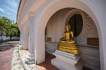 Golden buddha statue in Phra Pathommachedi.Phra Pathommachedi or Phra Pathom Chediis a Buddhist stupa in Thailand. a temple in the town center of Nakhon Pathom, Nakhon Pathom Province, Thailandの写真素材