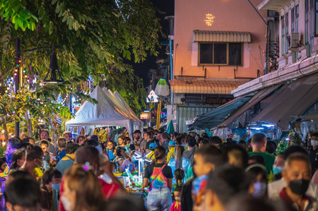 bangkok.Thailand - 08 November 2022 unacquainted people Come to visit Loi krathong Festival on Khlong Ong Ang Canal at bangkok city.Loi Krathong Festival,one of the important festivals in Thailandのeditorial素材