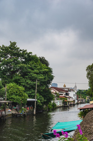Bangkok.Thailand 24.09.2022 khlong bang luang floating market is a quaint market just a short distance outside the city center of Bangkok.the canal side Artist House at Khlong Bang Luangのeditorial素材