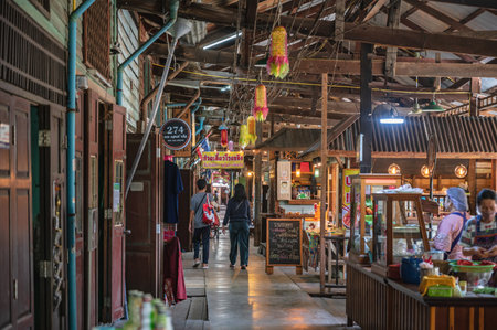Bangkok.thailand 29.10.2022 unacquainted people at Hua ta khe old market.Hua Takhe Market is the ancient wood market by Privet Burirom Canal.のeditorial素材