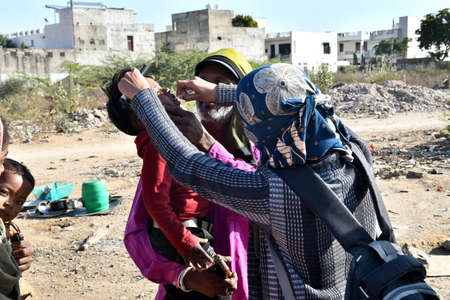 Beawar, Rajasthan, India, Feb. 01, 2021: An Anganwadi health worker administers polio vaccine drops to a child at a slum area during Pulse Polio eradication program in Beawar. Photo: Sumit Saraswatのeditorial素材