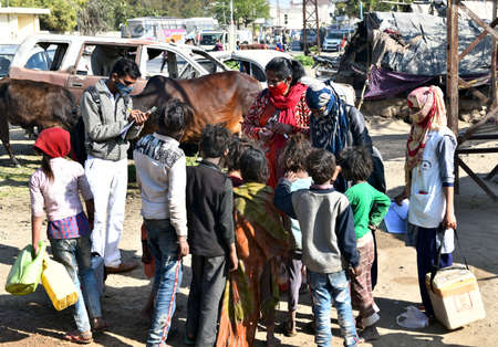 Beawar, Rajasthan, India, Feb. 01, 2021: An Anganwadi health worker administers polio vaccine drops to a child at a slum area during Pulse Polio eradication program in Beawar. Photo: Sumit Saraswatのeditorial素材