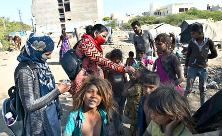 Beawar, Rajasthan, India, Feb. 01, 2021: An Anganwadi health worker administers polio vaccine drops to a child at a slum area during Pulse Polio eradication program in Beawar. Photo: Sumit Saraswatのeditorial素材