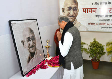Jaipur, Rajasthan, India, Jan. 30, 2021: Rajasthan Chief Minister Ashok Gehlot pays floral tributes to Mahatma Gandhi on the occasion of Martyrs Day, observed to mark the death anniversary of the father of nation, in Jaipur. Photo: Sumit Saraswatのeditorial素材