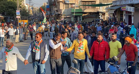 Beawar, Rajasthan, India, Jan. 29, 2021: Congress workers hold hands while forming a human chain during a protest against Indian PM Narendra Modi's central government's anti-farmers measures and riots, in Beawar. Farmers have been protesting at Delhi bordのeditorial素材