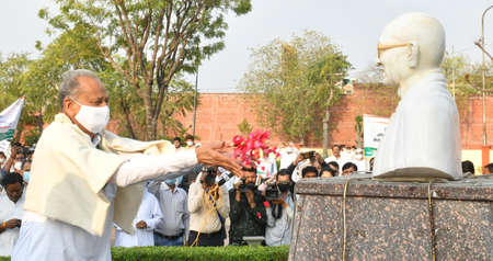 Jaipur, India, March 12, 2021: Rajasthan Chief Minister Ashok Gehlot pays floral tribute to Mahatma Gandhi on the 91st anniversary of Dandi March or Salt Movement, at Gandhi Circle in Jaipur.のeditorial素材