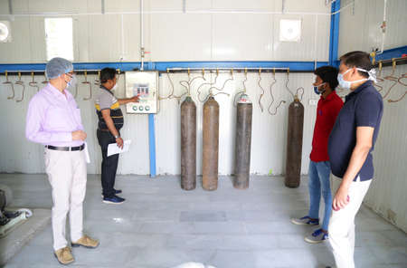 Beawar, Rajasthan, India, April 30, 2021: Health officers checks supply at an oxygen plant in Government Hospital, amid shortage of oxygen due coronavirus cases surge in Beawar. Photo: Sumit Saraswatのeditorial素材